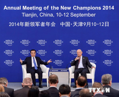 Thủ tướng Lý Khắc Cường (trái) và ông Klaus Schwab, nhà sáng lập, Chủ tịch hành pháp WEF trong cuộc gặp tại Thiên Tân, trước lễ khai mạc diễn đàn.